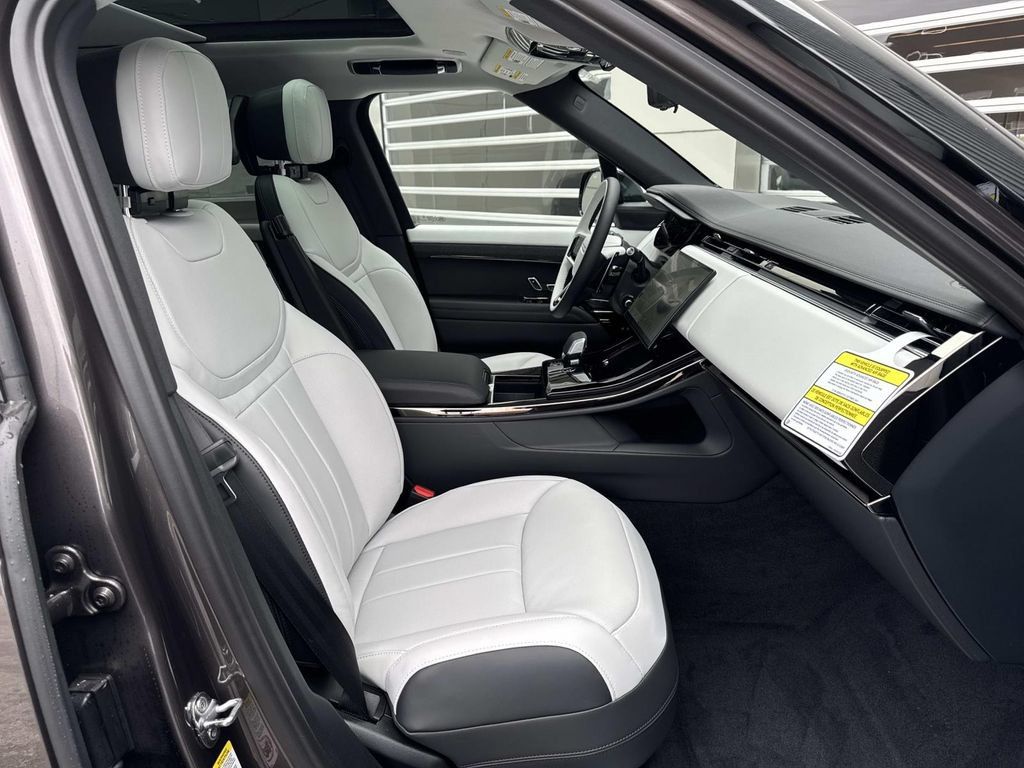New 2026 Land Rover Range Rover Sport Dynamic SE AWD/4WD image 9