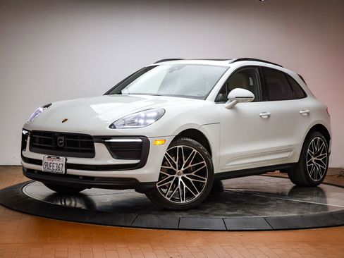 Certified 2025 Porsche Macan image 1