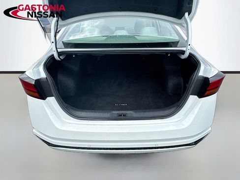 Used 2025 Nissan Altima 2.5 SV FWD image 33