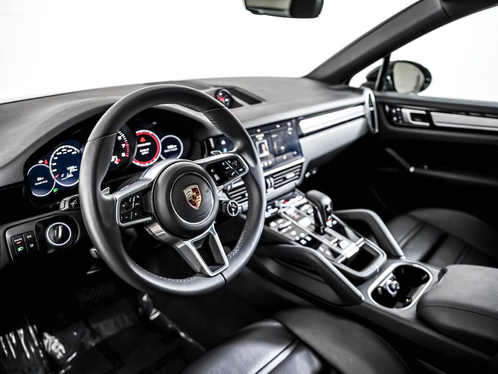 Certified 2023 Porsche Cayenne Platinum Edition w/ Towing Package w/o Tow Ball AWD/4WD image 4