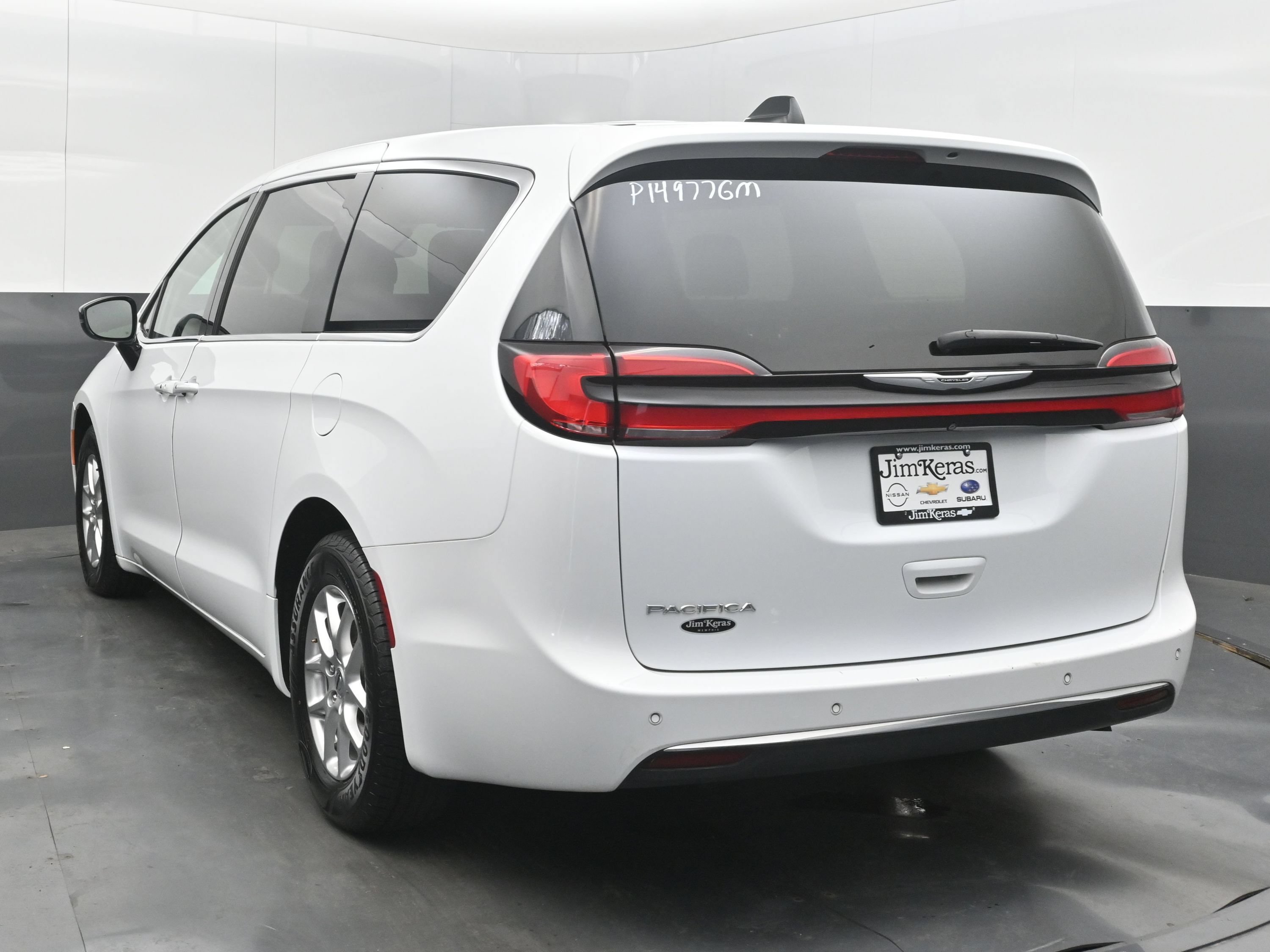 Used 2024 Chrysler Pacifica Touring-L FWD image 8