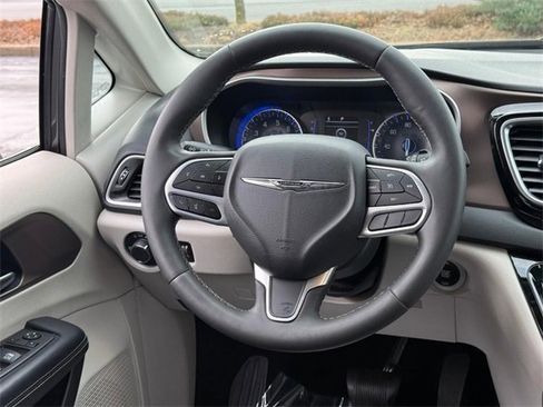 Used 2023 Chrysler Voyager LX image 13