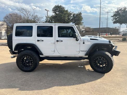 Used 2016 Jeep Wrangler Unlimited Rubicon w/ Connectivity Group image 5