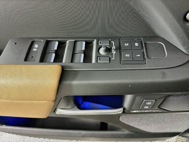 New 2026 Land Rover Defender 110 X-Dynamic SE AWD/4WD image 19