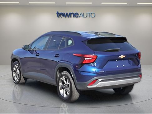 Used 2024 Chevrolet Trax LT w/ LT Convenience Package FWD image 5