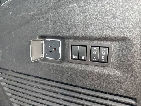 Used 2024 GMC Yukon XL Denali image 50