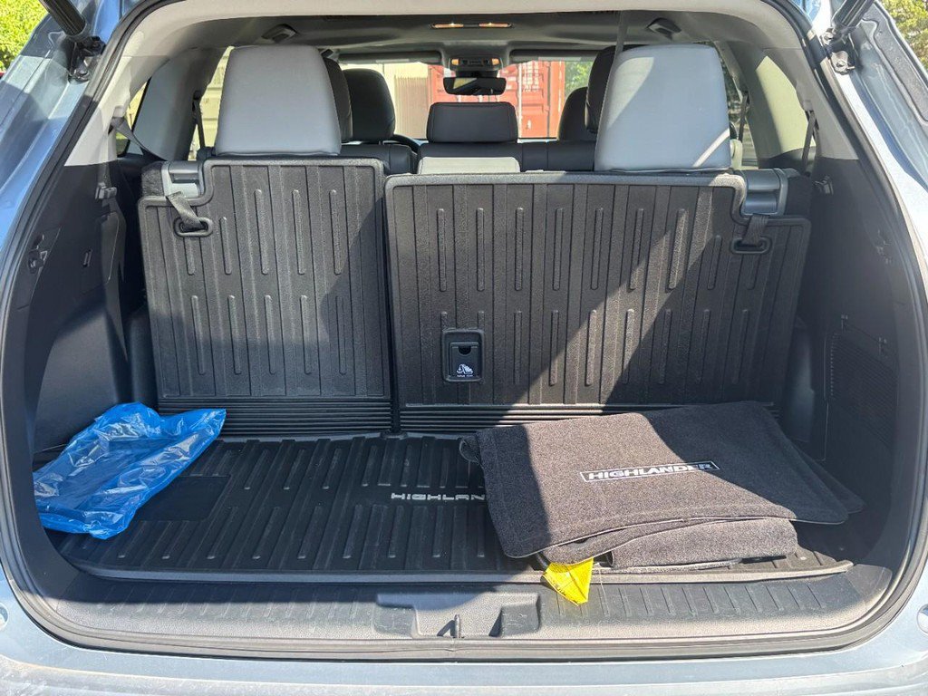 Used 2022 Toyota Highlander XLE AWD/4WD image 7