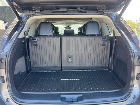 Used 2021 Toyota Highlander XLE AWD/4WD image 30