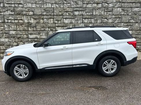 Used 2023 Ford Explorer XLT w/ Equipment Group 202A AWD/4WD image 3