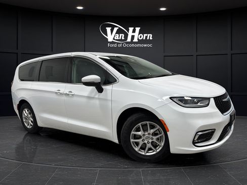 Used 2023 Chrysler Pacifica Touring-L FWD image 1