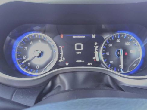 Used 2023 Chrysler Pacifica Touring-L FWD image 7