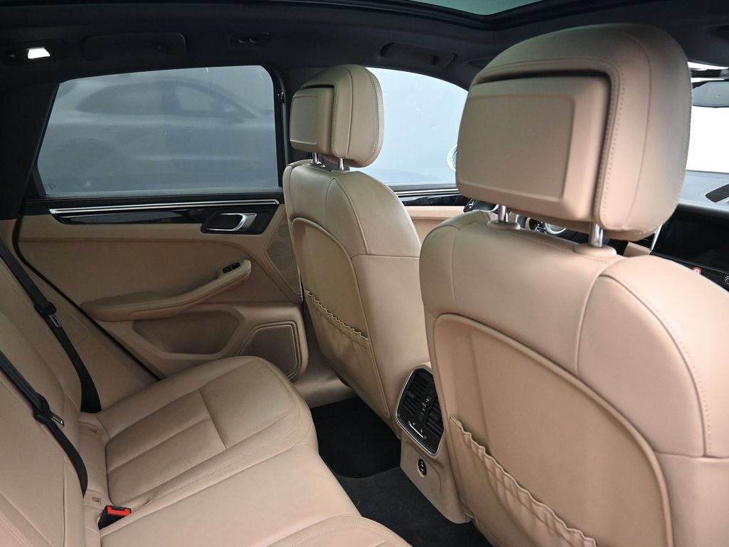 Certified 2023 Porsche Macan AWD/4WD image 7
