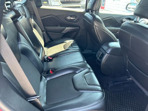 Used 2020 Jeep Cherokee Latitude Plus w/ Cold Weather Group AWD/4WD image 24
