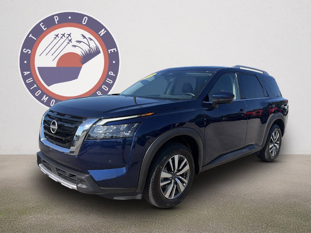 Used 2025 Nissan Pathfinder SL FWD image 2