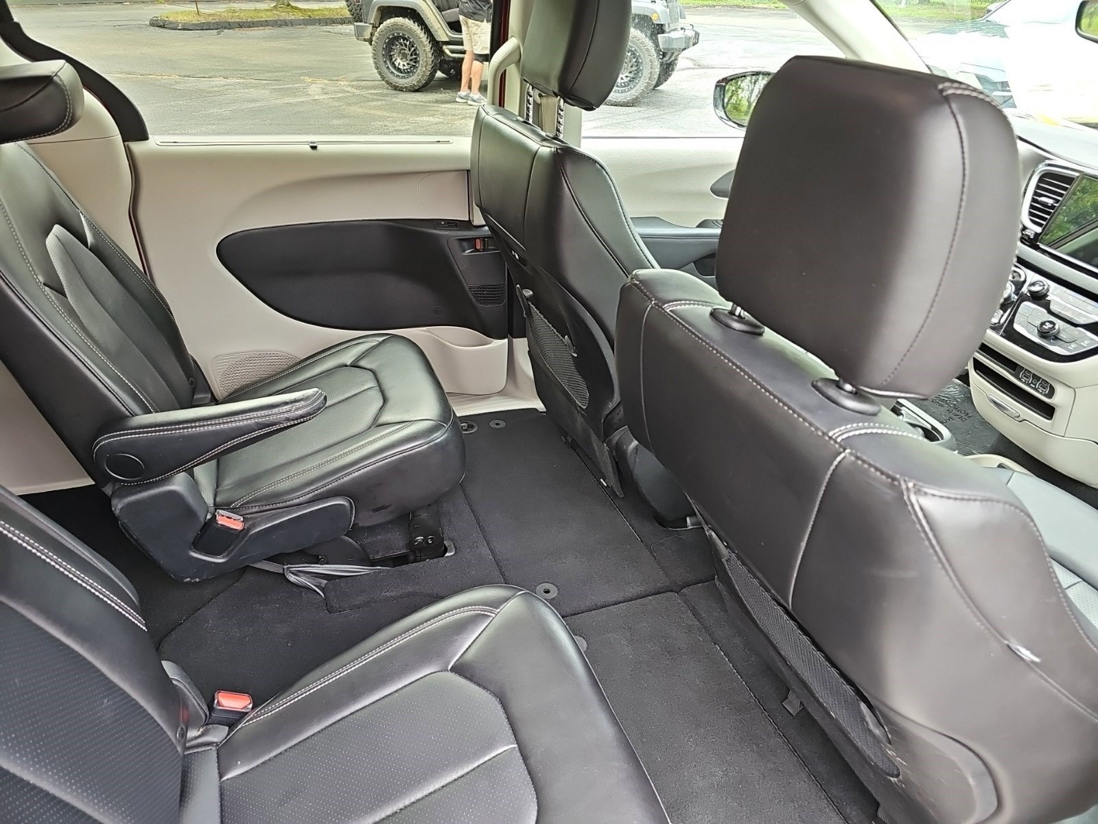Used 2024 Chrysler Pacifica Touring-L FWD image 16