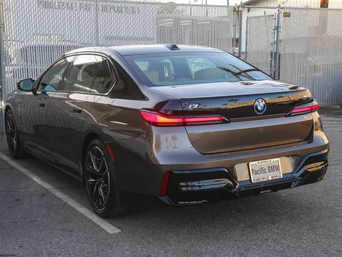 Used 2025 BMW i7 M70 image 4