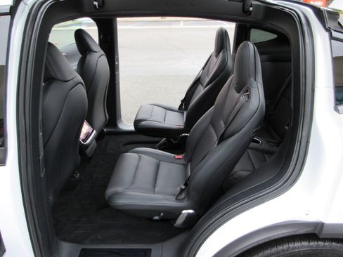 Used 2022 Tesla Model X image 38