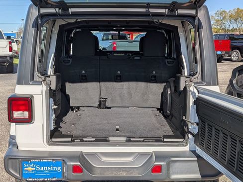 Used 2020 Jeep Wrangler Unlimited Sahara image 33