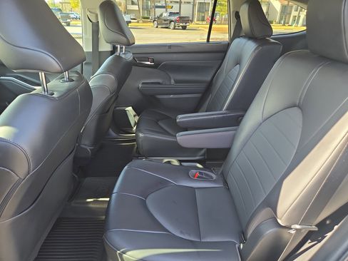 Used 2022 Toyota Highlander XLE image 21