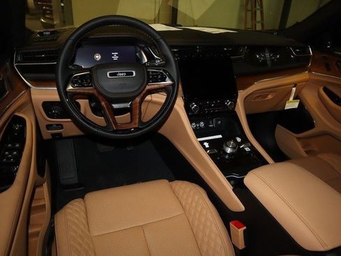 New 2022 Jeep Grand Cherokee Summit image 6