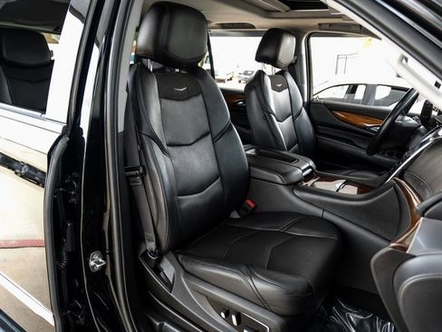Used 2019 Cadillac Escalade Luxury AWD/4WD image 36