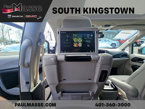 Used 2021 Chrysler Pacifica Touring-L w/ Uconnect Theater Family Group image 8