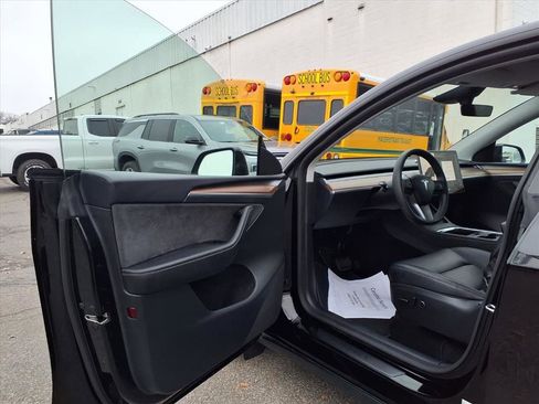 Used 2025 Tesla Model Y Long Range image 9
