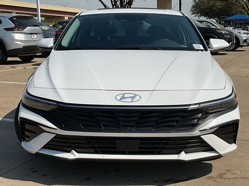 Used 2025 Hyundai Elantra SEL image 3