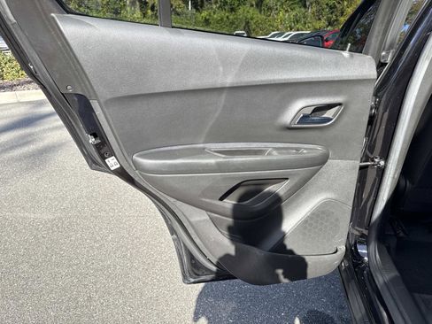 Used 2022 Chevrolet Trax LT w/ LT Convenience Package image 9