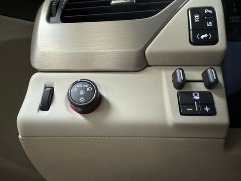 Used 2015 GMC Yukon Denali RWD image 10