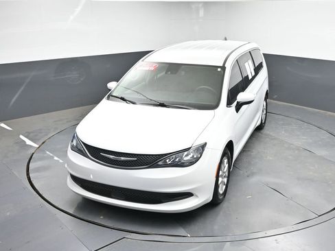 Used 2023 Chrysler Voyager LX image 33