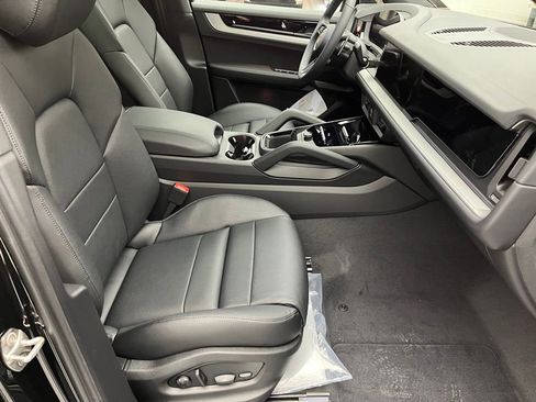 Used 2025 Porsche Cayenne image 26