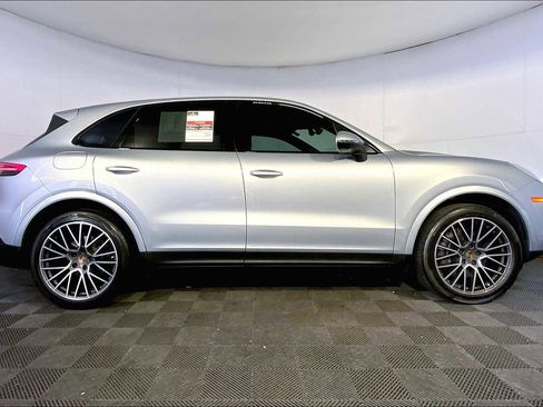 Used 2023 Porsche Cayenne w/ Premium Package image 8