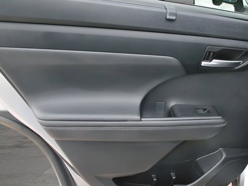 Used 2021 Toyota Highlander XLE image 16