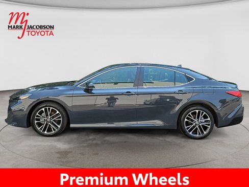 Used 2025 Toyota Camry XLE FWD image 15