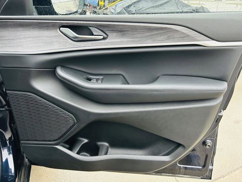 Used 2023 Jeep Grand Cherokee L Limited w/ Black Appearance Package image 36