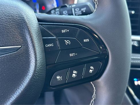 Used 2024 Chrysler Pacifica Touring image 23