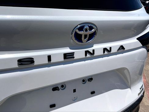 Used 2024 Toyota Sienna XLE FWD image 31