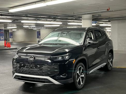 New 2025 Volkswagen Tiguan SE image 3