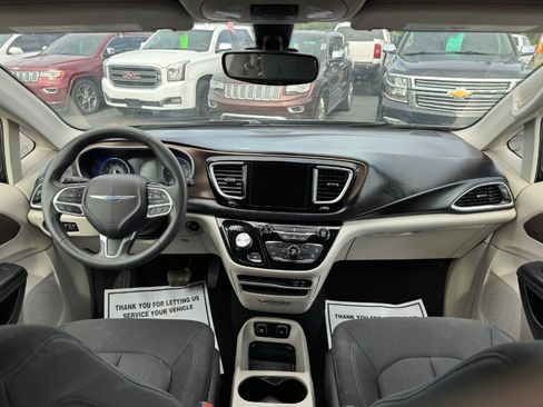 Used 2017 Chrysler Pacifica Touring FWD image 22