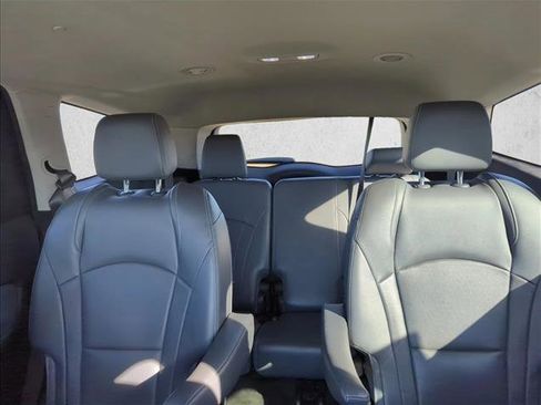 Used 2019 Buick Enclave Essence image 19