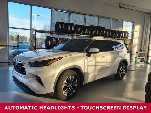Used 2022 Toyota Highlander XLE image 2