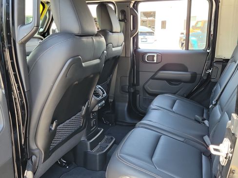 Used 2026 Jeep Wrangler Unlimited Sahara AWD/4WD image 13