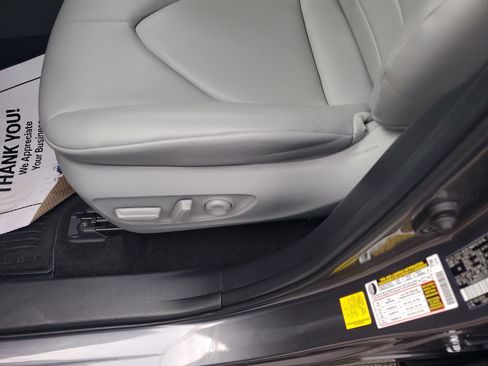 Used 2024 Toyota Highlander XLE AWD/4WD image 18