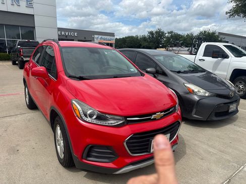 Used 2018 Chevrolet Trax LT w/ LT Convenience Package FWD image 2