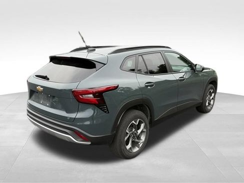 Used 2025 Chevrolet Trax LT w/ LT Convenience Package FWD image 3