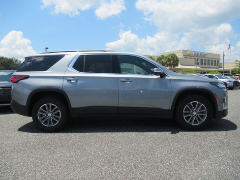 Used 2023 Chevrolet Traverse LT FWD image 2
