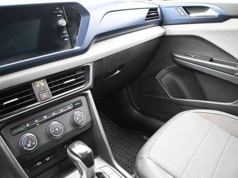 Used 2022 Volkswagen Taos SE w/ Panoramic Sunroof Package AWD/4WD image 4