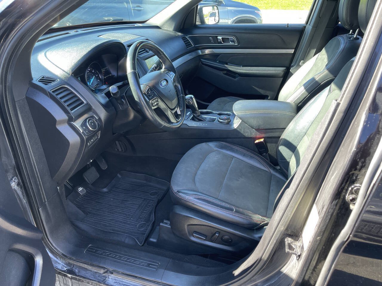 Used 2019 Ford Explorer XLT w/ Equipment Group 202A AWD/4WD image 5
