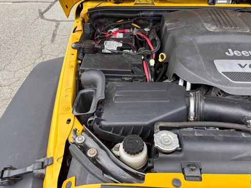 Used 2015 Jeep Wrangler Unlimited Rubicon w/ Connectivity Group image 29